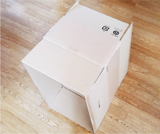 ダンボールを開いてトンネル状に
