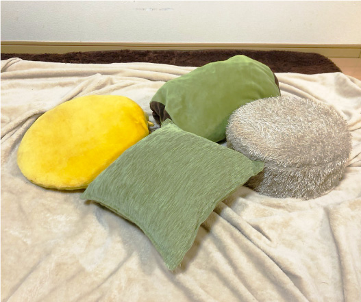 大きめのタオルや毛布でクッションを何個か包みましょう。